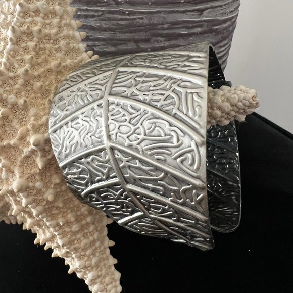 Silver metal cuff bracelet - Picture 2 of 3